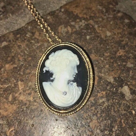 Source Unknown Jewelry - Cameo Necklace Gold Chain Blue and White Cameo